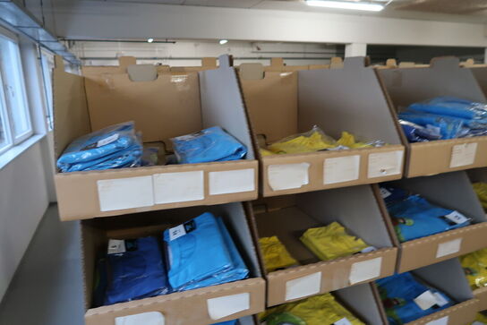 Div. Papkasser med Merchandise bl.a. tøj m.m.