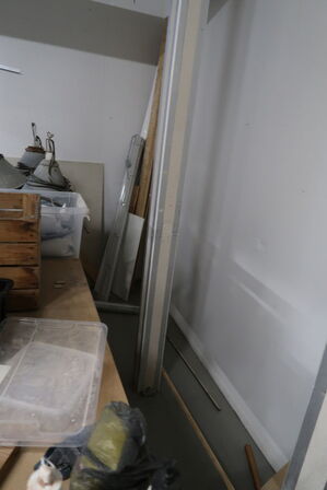 Arbejdsborde/reoler med div. Varelager og værktøj