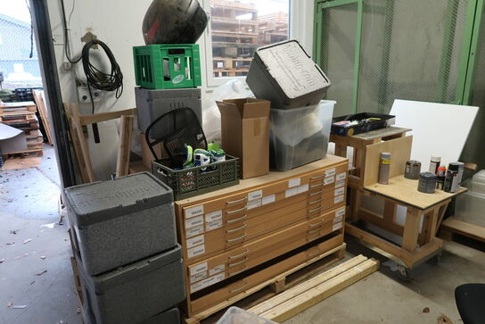 Kontorstol, plastikkasser, trappestige, opbevaringsbord m.m.