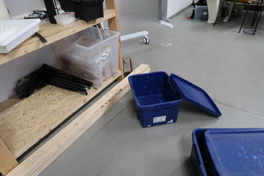 Reol med div. Værktøj og varelager