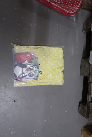 5 stk. paller med div. Merchandise bl.a. tøj, tasker m.m.