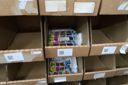 Div. Papkasser med Merchandise bl.a. tøj m.m.