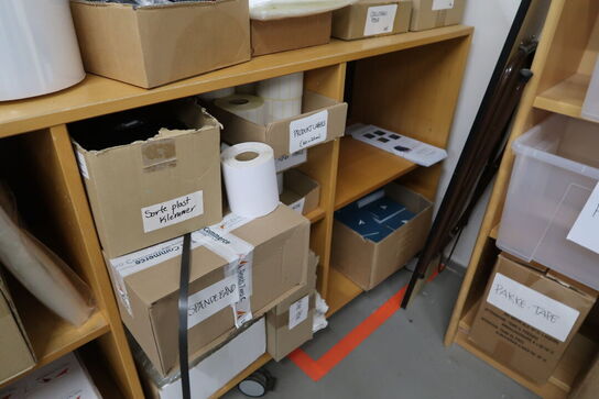 Opbevaringsbur samt 2 stk. reoler med div. Pakkematerialer og palle med indhold