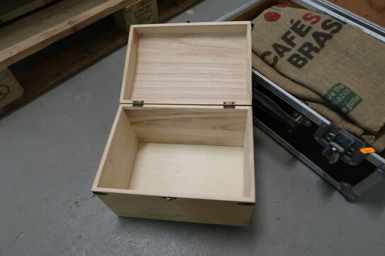 2 stk. kasser med indhold