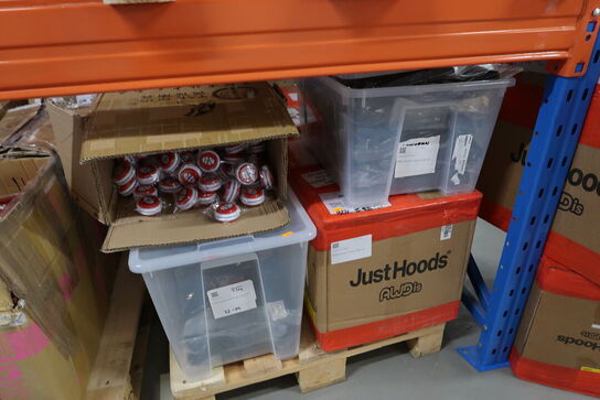 3 stk. paller med yoyo'er, div. Tøj m.m.