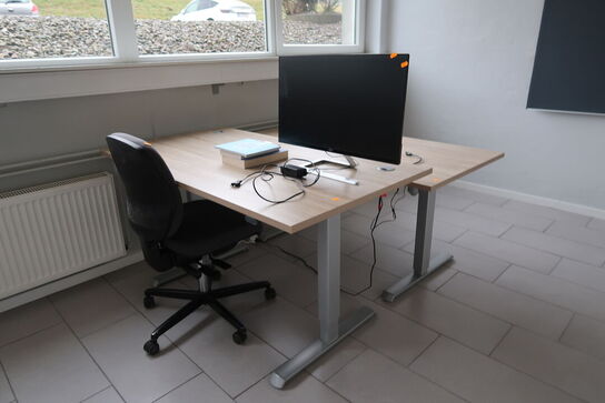 2 stk. el. hæve/sænke skriveborde uden indhold, kontorstol samt opslagstavle