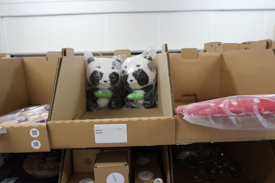 Div. Papkasser med Merchandise bl.a. tøj, huer, penalhuse, tasker m.m.