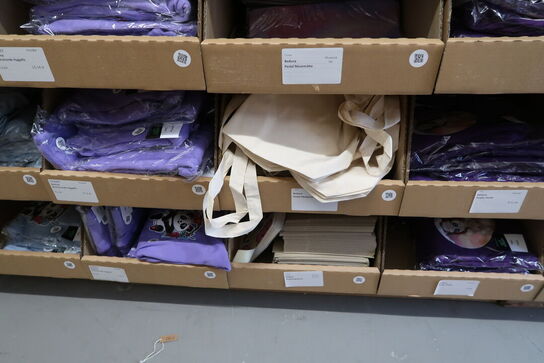 Div. Papkasser med Merchandise bl.a. tøj, huer, penalhuse, tasker m.m.