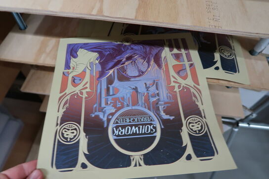 4 stk. stativer/reoler/borde med div. Plakater