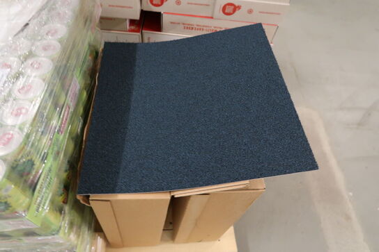 Palle med div. Papkasser (der er 1 ølglas i hver kasse) samt palle med energidrik (gået på dato)