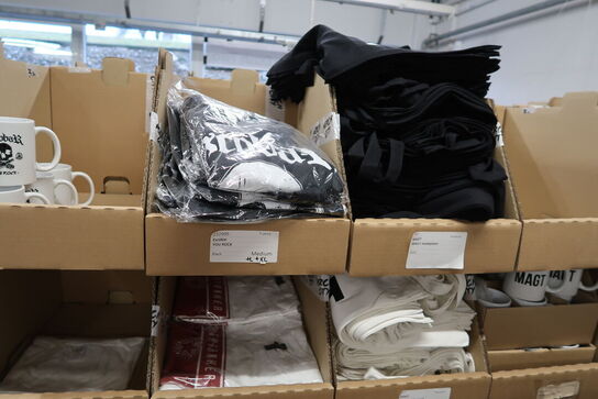 Div. Papkasser med Merchandise bl.a. tøj m.m.