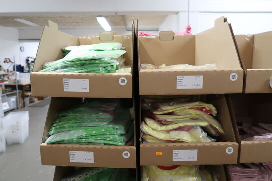 Div. Papkasser med Merchandise bl.a. tøj, huer, penalhuse, tasker m.m.