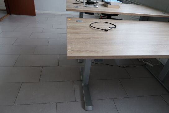 2 stk. el. hæve/sænke skriveborde uden indhold, kontorstol samt opslagstavle