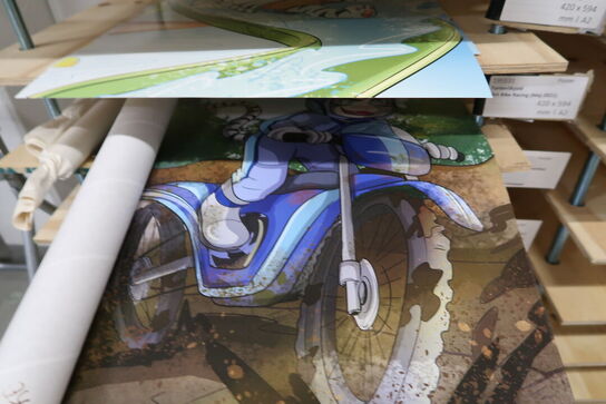 4 stk. stativer/reoler/borde med div. Plakater