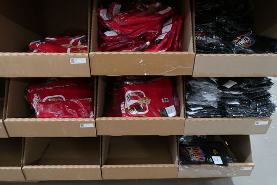 Div. Papkasser med Merchandise bl.a. tøj, kasketter, solbriller m.m.