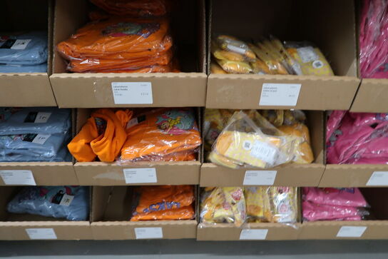 Div. Papkasser med Merchandise bl.a. tøj, huer, penalhuse, tasker m.m.