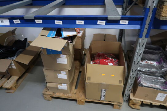 2 stk. paller med div. Merchandise bl.a. tøj, LP'er, bøger m.m.