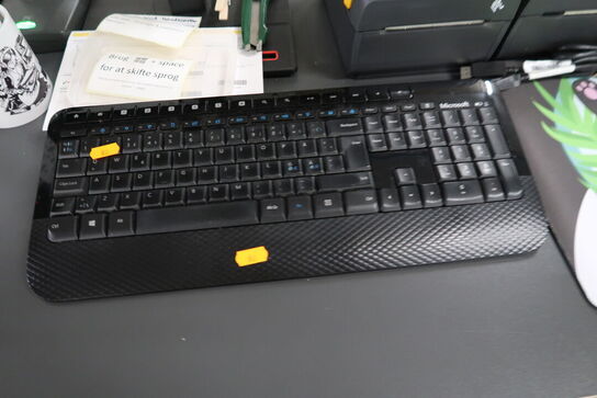 Computerskærm LENOVO, computer DELL OptiPlex 3060, tastatur og mus