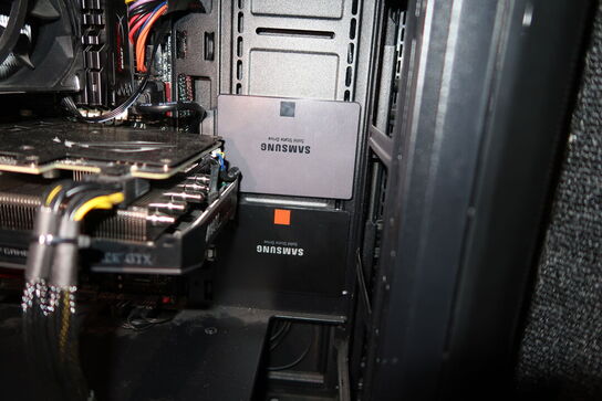 Computerskærm, computer, tastatur, mus m.m.