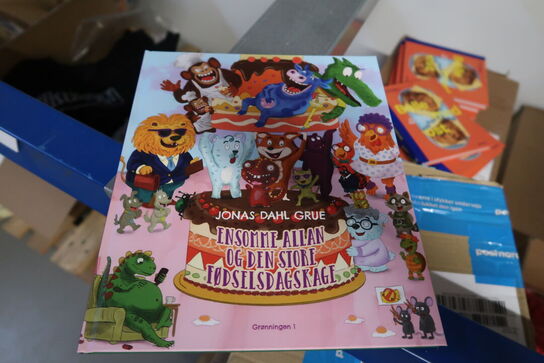 2 stk. paller med div. Merchandise bl.a. tøj, LP'er, bøger m.m.