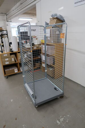 Opbevaringsbur samt 2 stk. reoler med div. Pakkematerialer og palle med indhold