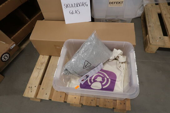 Paller med div. Merchandise, plastikkasser m.m.