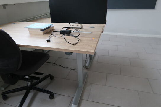2 stk. el. hæve/sænke skriveborde uden indhold, kontorstol samt opslagstavle