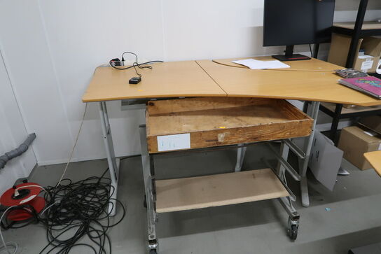 2 stk. hæve/sænke skriveborde samt vogn
