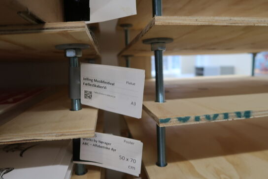 4 stk. stativer/reoler/borde med div. Plakater