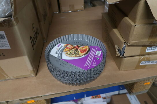 7 stk. paller med div. Merchandise, bl.a. kageforme, bøger, bræddepander m.m.