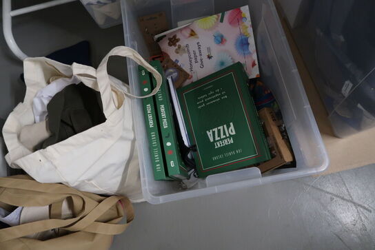 Stole, borde, tøjstativer med div. Tøj m.m.