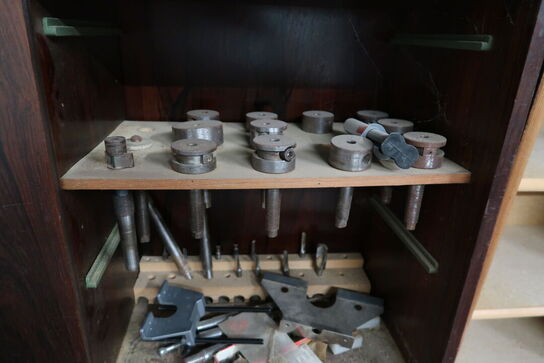 2 stk. vægskabe med div. Værktøj m.m.