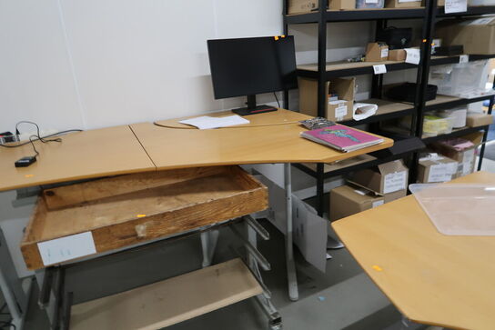 2 stk. hæve/sænke skriveborde samt vogn