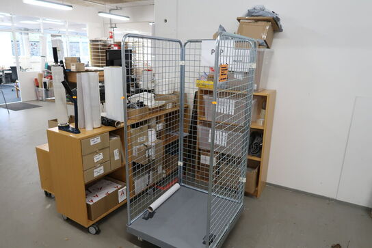 Opbevaringsbur samt 2 stk. reoler med div. Pakkematerialer og palle med indhold