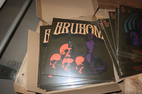 2 stk. paller med div. Merchandise bl.a. tøj, LP'er, bøger m.m.