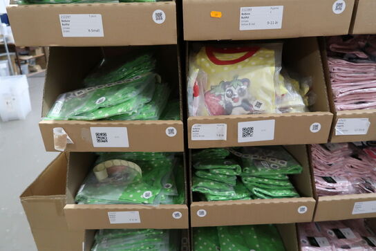 Div. Papkasser med Merchandise bl.a. tøj, huer, penalhuse, tasker m.m.