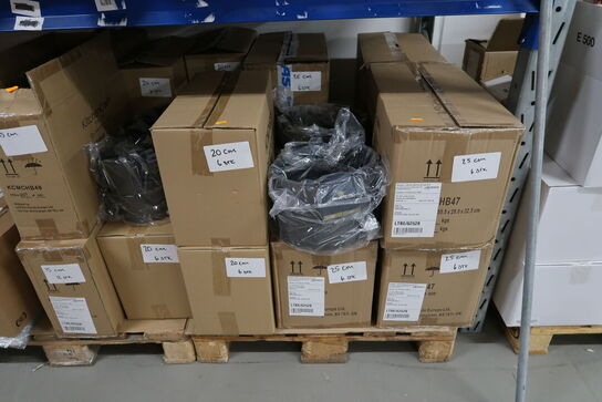 7 stk. paller med div. Merchandise, bl.a. kageforme, bøger, bræddepander m.m.