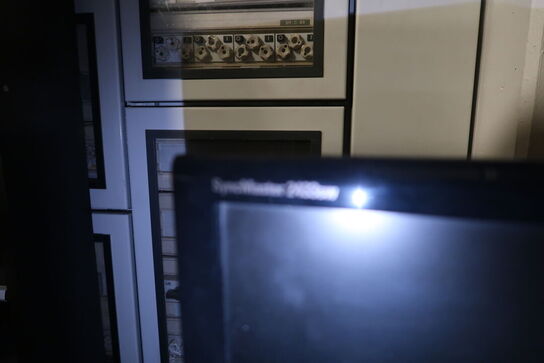 Computerskærm, computer, tastatur, mus m.m.