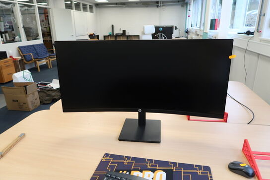 Computerskærm HP P34hc G4 med mus og tastatur