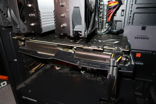 Computerskærm, computer, tastatur, mus m.m.