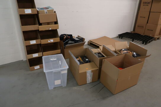 Div. Papkasser med merchandise bl.a. kasketter, tøj m.m.