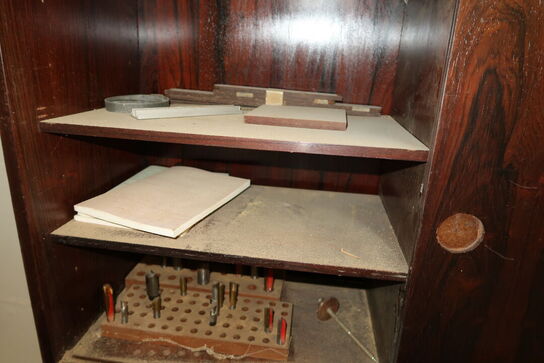 2 stk. vægskabe med div. Værktøj m.m.