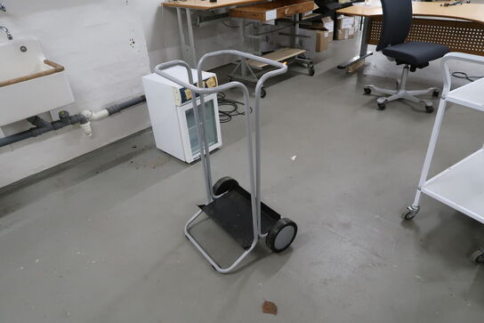 Skraldespandsstati samt 2 stk. vogne