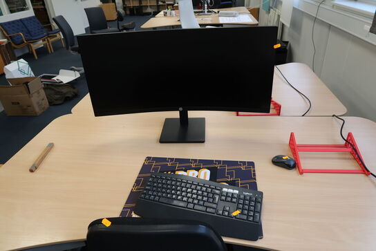 Computerskærm HP P34hc G4 med mus og tastatur