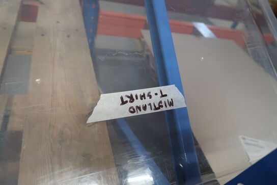 5 stk. paller med div. Merchandise bl.a. tøj, tasker m.m.