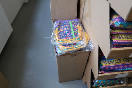 Div. Papkasser med Merchandise bl.a. tøj, huer, penalhuse, tasker m.m.