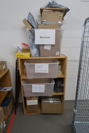 Opbevaringsbur samt 2 stk. reoler med div. Pakkematerialer og palle med indhold