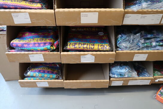 Div. Papkasser med Merchandise bl.a. tøj, huer, penalhuse, tasker m.m.
