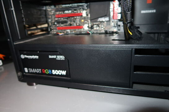 Computerskærm, computer, tastatur, mus m.m.