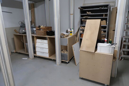 Arbejdsborde/reoler med div. Varelager og værktøj